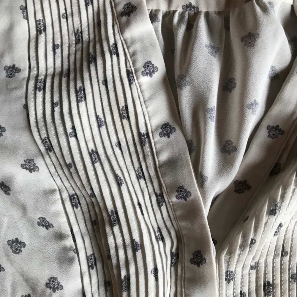 🌾 EUC 🌾 H&M B/W Ruffle Button Down - Picture 3 of 6
